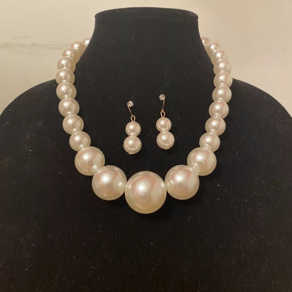 Faux Pearl Large Bauble Necklace & Earring Set 20in